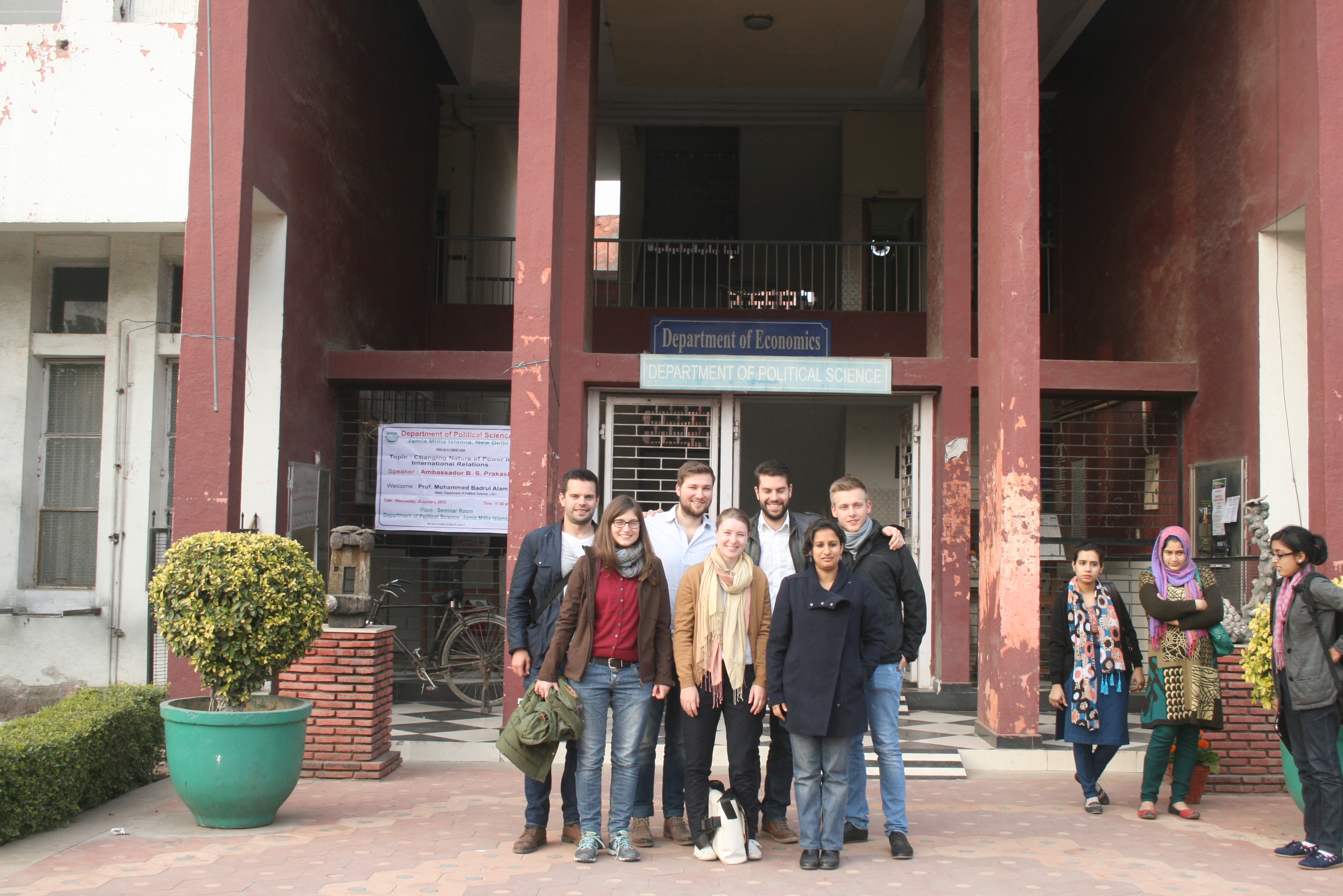 Die Würzburger Studierenden mit Dr. Sucharita Sengupta an der Jamia Millia Islamia (Islamische Universität) in Neu-Delhi