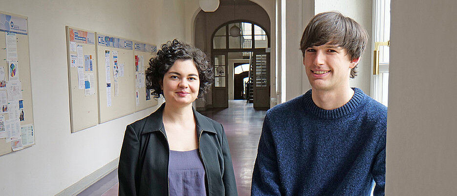 Christina Warmann und Julian Höfner (Bild: Robert Emmerich / Universität Würzburg)