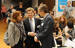 Hanna und Georg Rosenthal, die Initiatoren des Würzburger Europa-Stipendiums, sprechen mit Generalkonsul Jean-Claude Brunet. (Foto: Robert Emmerich)