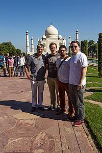 PD Dr. Michael Becker, die Masterstudierenden Christian Gäbele und Timo Lowinger, sowie Philipp Gieg in Indien